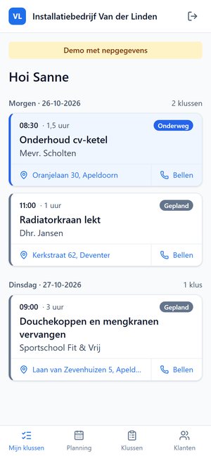De app op de telefoon van een monteur: zijn eigen klussen van vandaag met adres en een knop om te bellen.